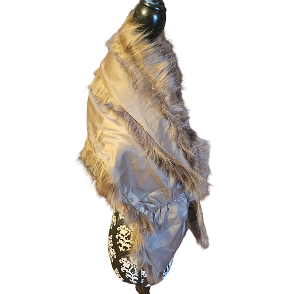Cape S/M Cropped Short Stole Shawl Fuax Fur Golden Tan Mobwife New Years Party - Picture 10 of 12
